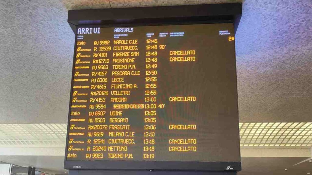 Il tabellone dei treni nella stazione Roma Termini