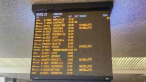 Il tabellone dei treni nella stazione Roma Termini