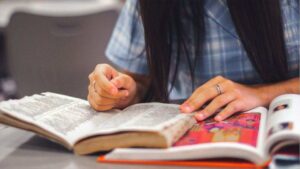 Studentessa alle prese con libri e manuali