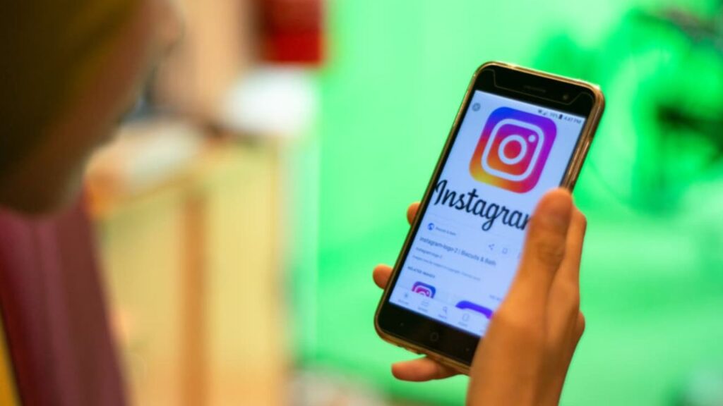 Una ragazza che utilizza Instagram sul suo smartphone