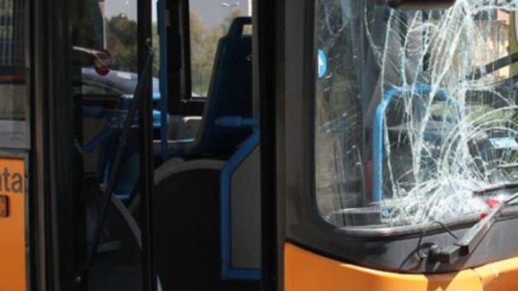 Aggressione all'autista, vetro dell'autobus danneggiato