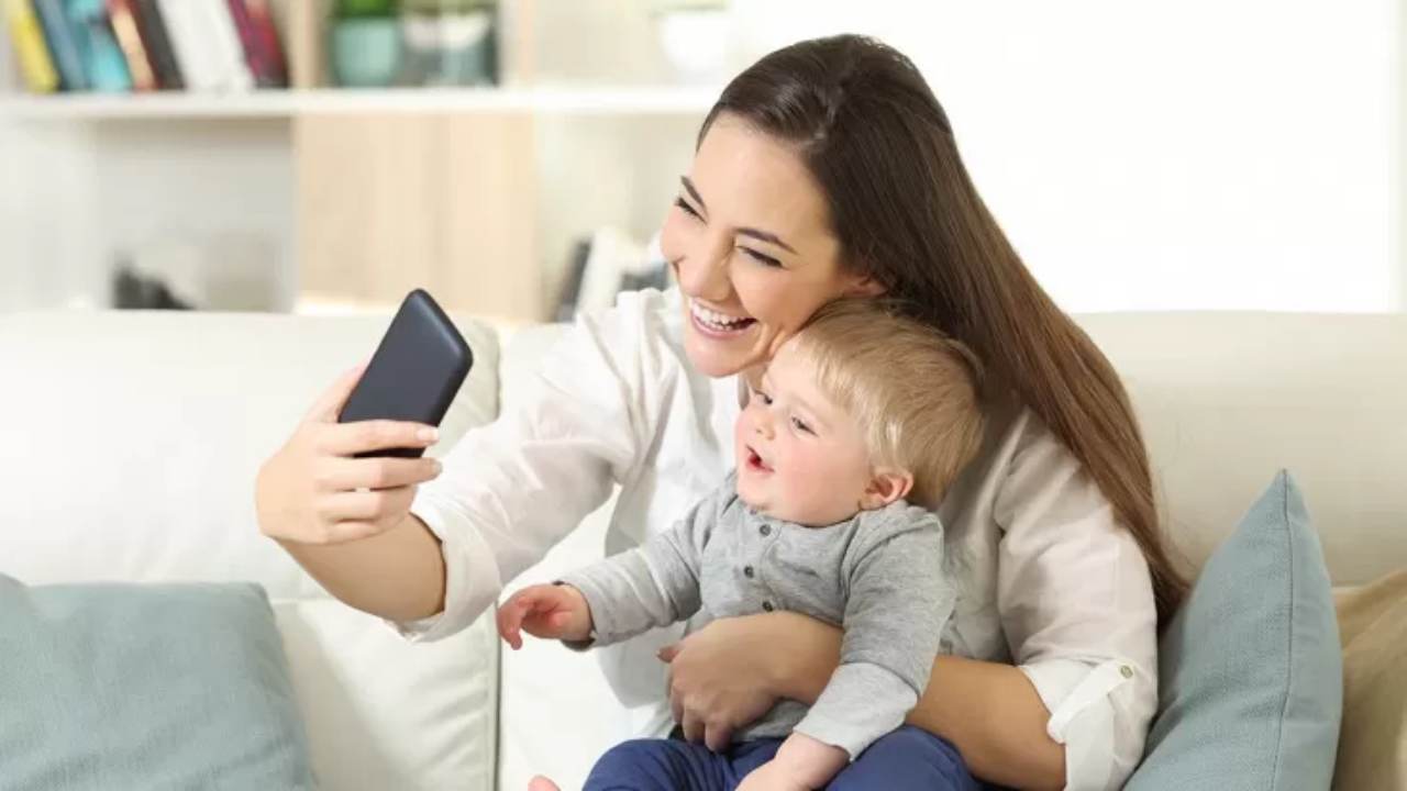 Una mamma che scatta un selfie con suo figlio