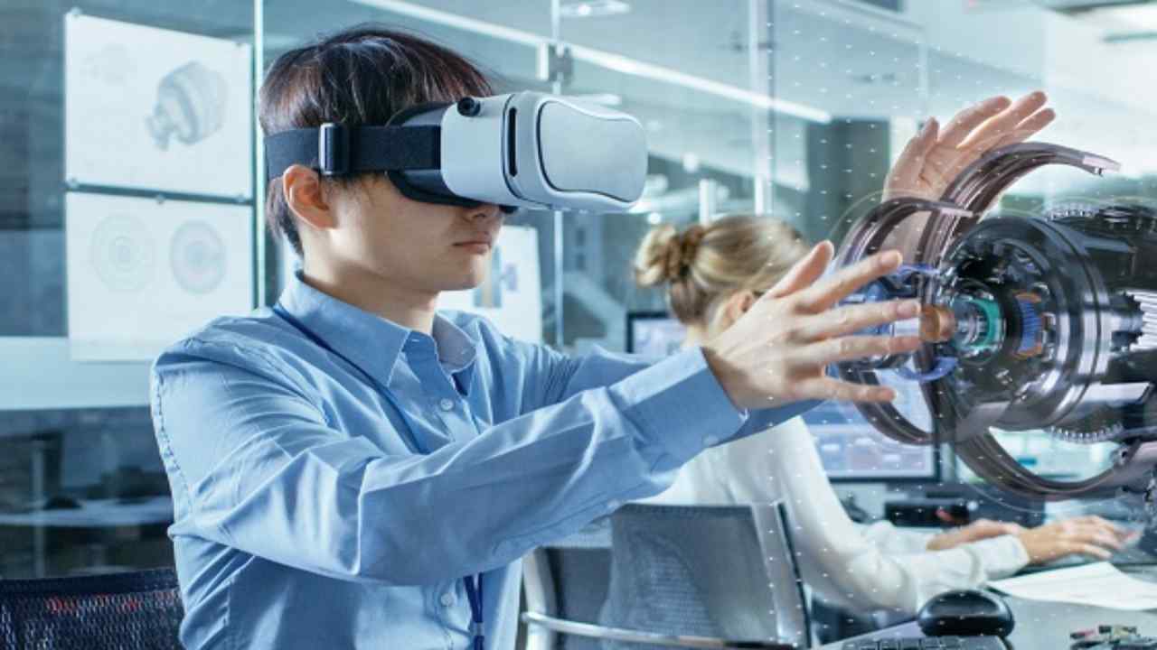 Un lavoratore nella realtà virtuale