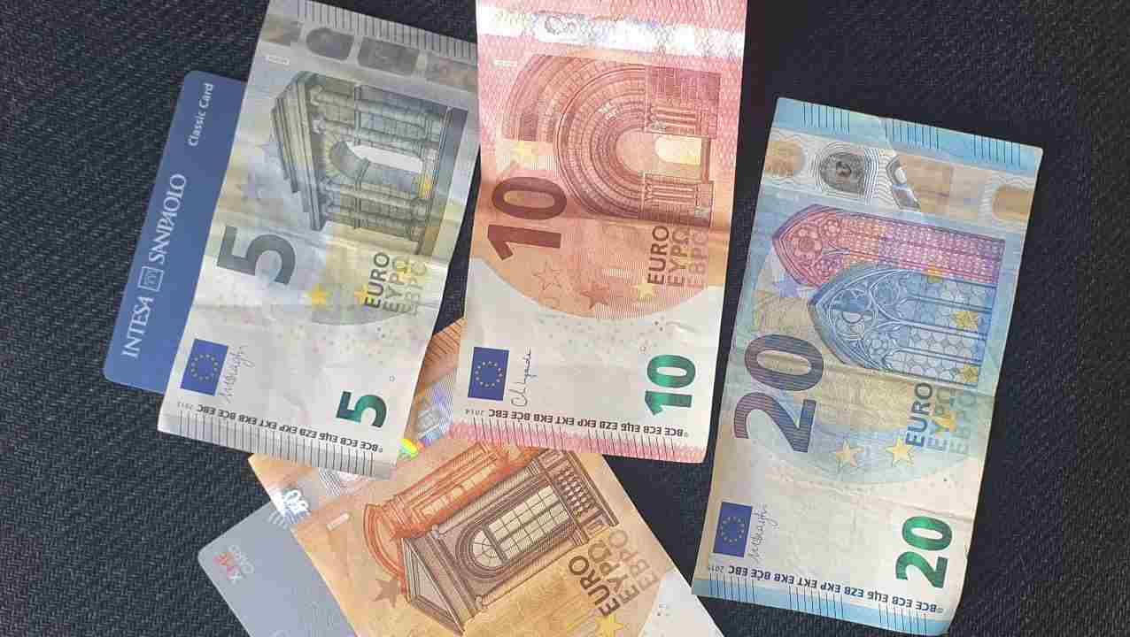 Banconote in euro e carte di credito
