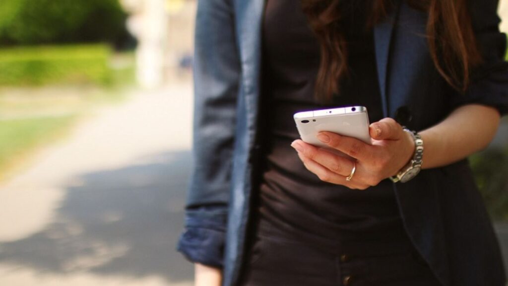 Donna con smartphone in mano