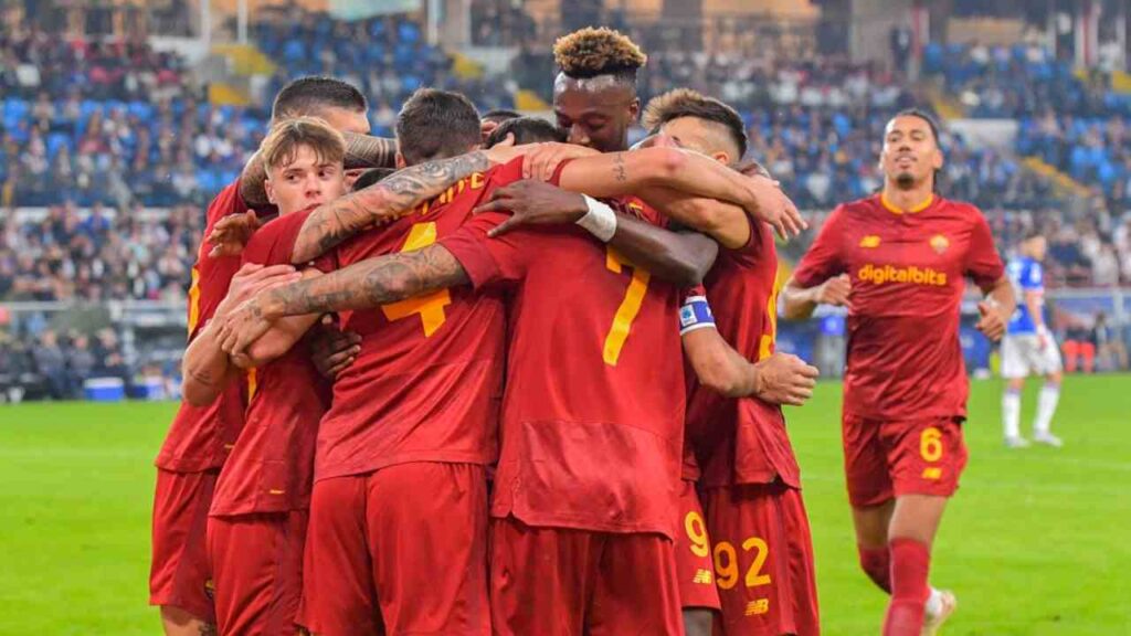 Abbraccio di gruppo della squadra dopo un gol in Helsinki-Roma