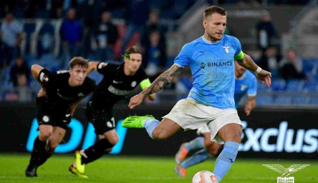 Ciro Immobile prende la rincorsa per calciare il rigore che porterà la Lazio sull'1-0