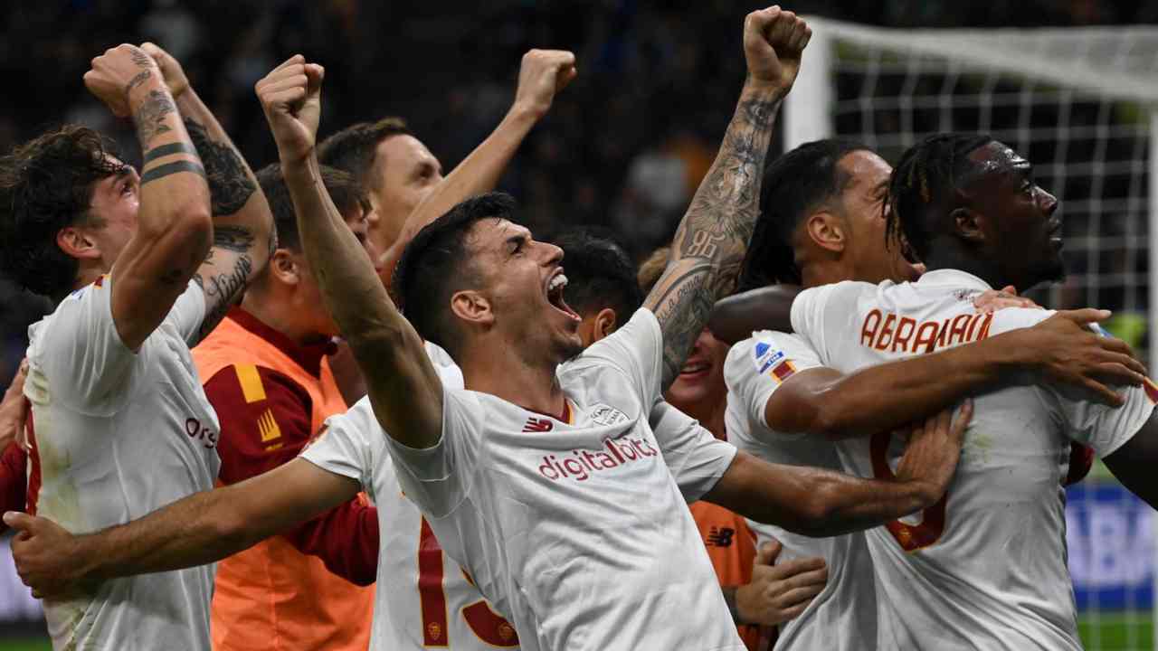 Giocatori giallorossi festeggiano sotto curva dopo Inter-Roma
