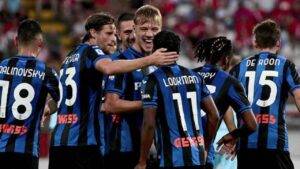 Foto di gruppo per l'Atalanta che esulta: è prima in Serie A