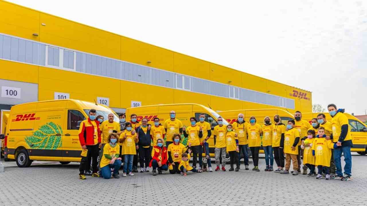 Foto di gruppo a DHL, tra le migliori multinazionali al mondo