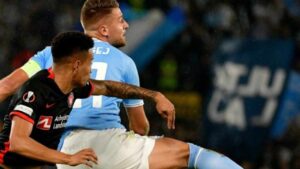 Sergej Milinkovic Savic colpisce di testa in un contrasto aereo contro il Midtjylland