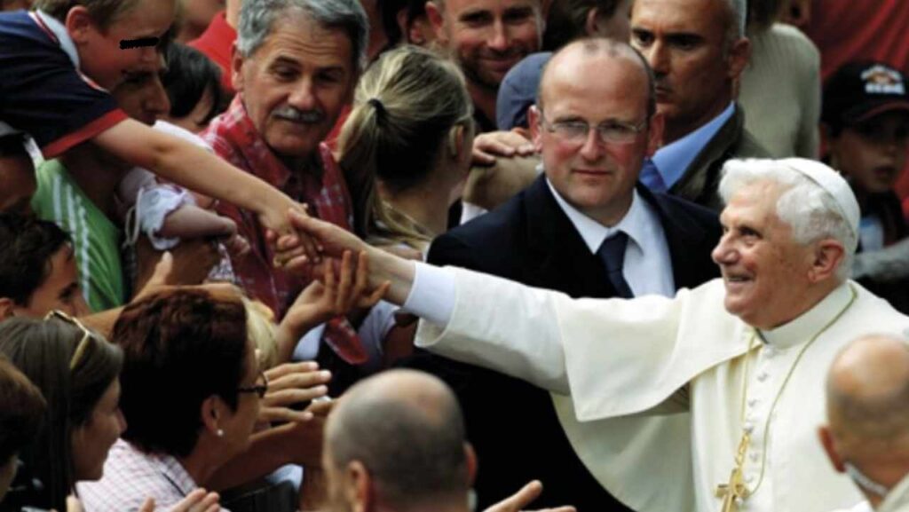 Papa Benedetto XVI tra la folla di credenti