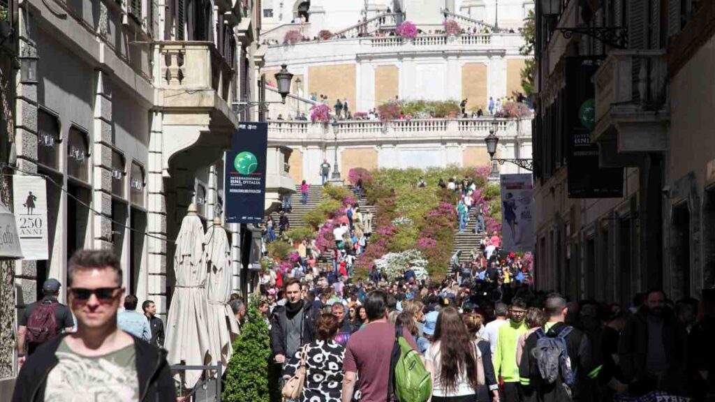 Piazza di Spagna da via dei Condotti a Roma