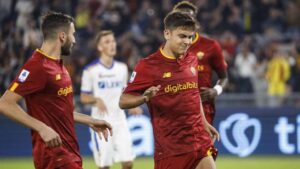 Roma-Lecce decisa da Dybala che si fa male dopo il gol