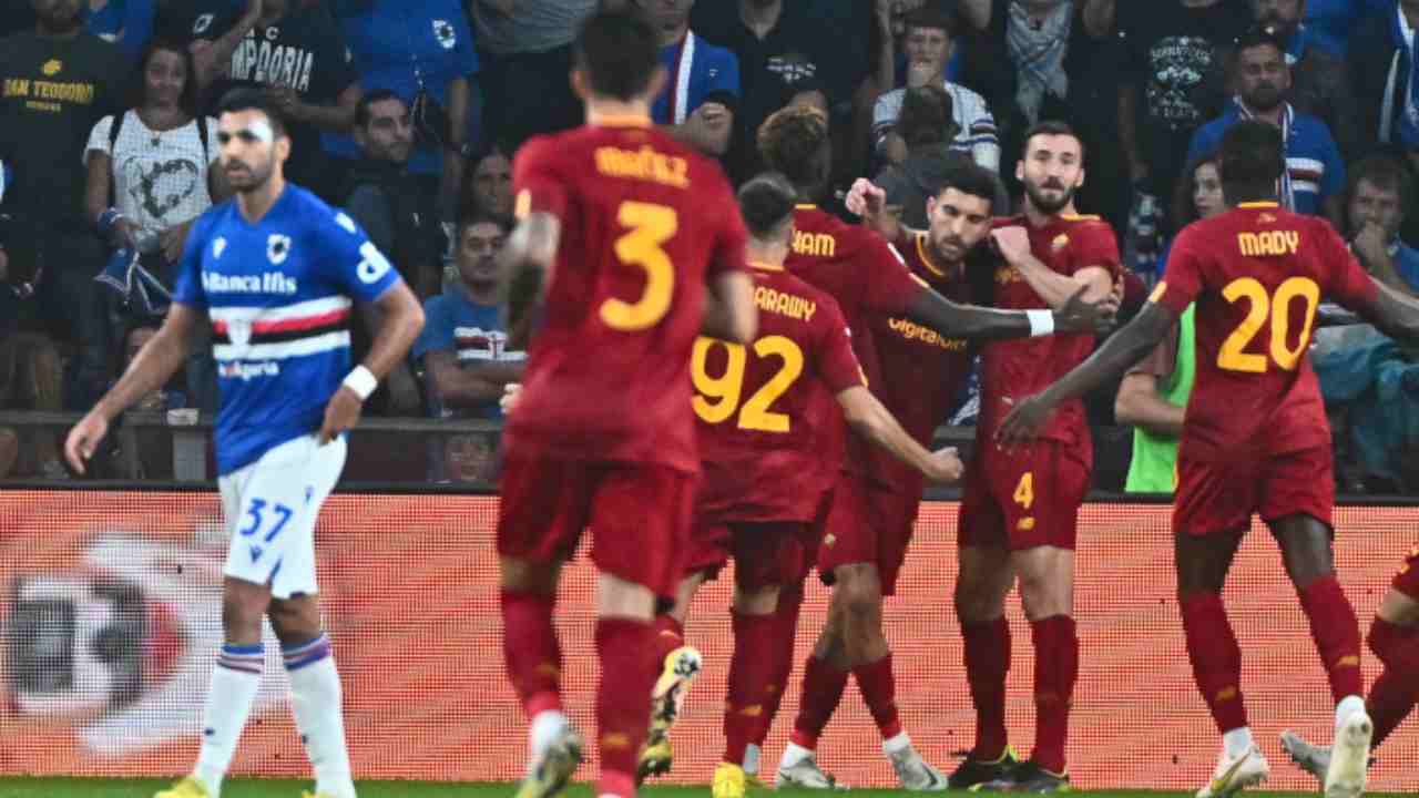 Tutti i giocatori della Roma abbracciano Pellegrini, che ha appena sbloccato la partita Sampdoria-Roma con un gol