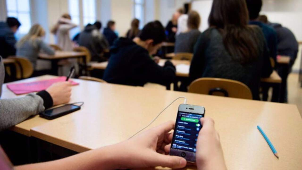 Studenti con smartphone in classe