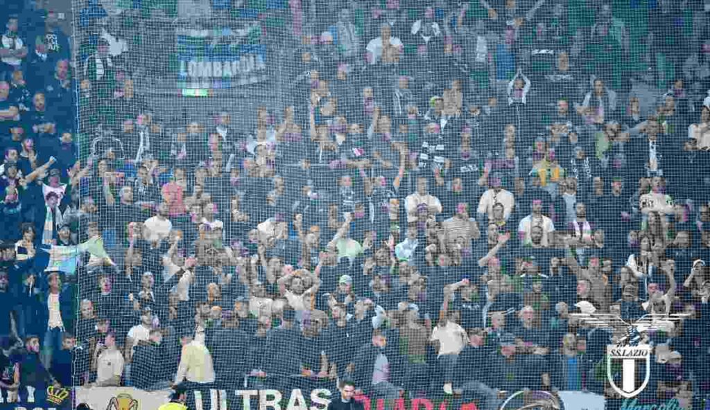 I tifosi della Lazio sostengono i giocatori con sciarpe e bandiere al vento nello stadio di Graz