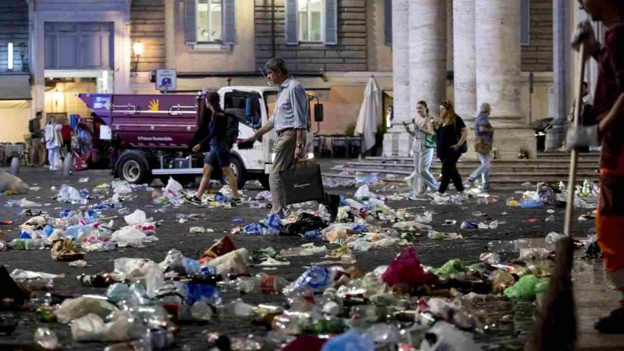 Tifosi stranieri Roma che lasciano Piazza del Popolo come discarica