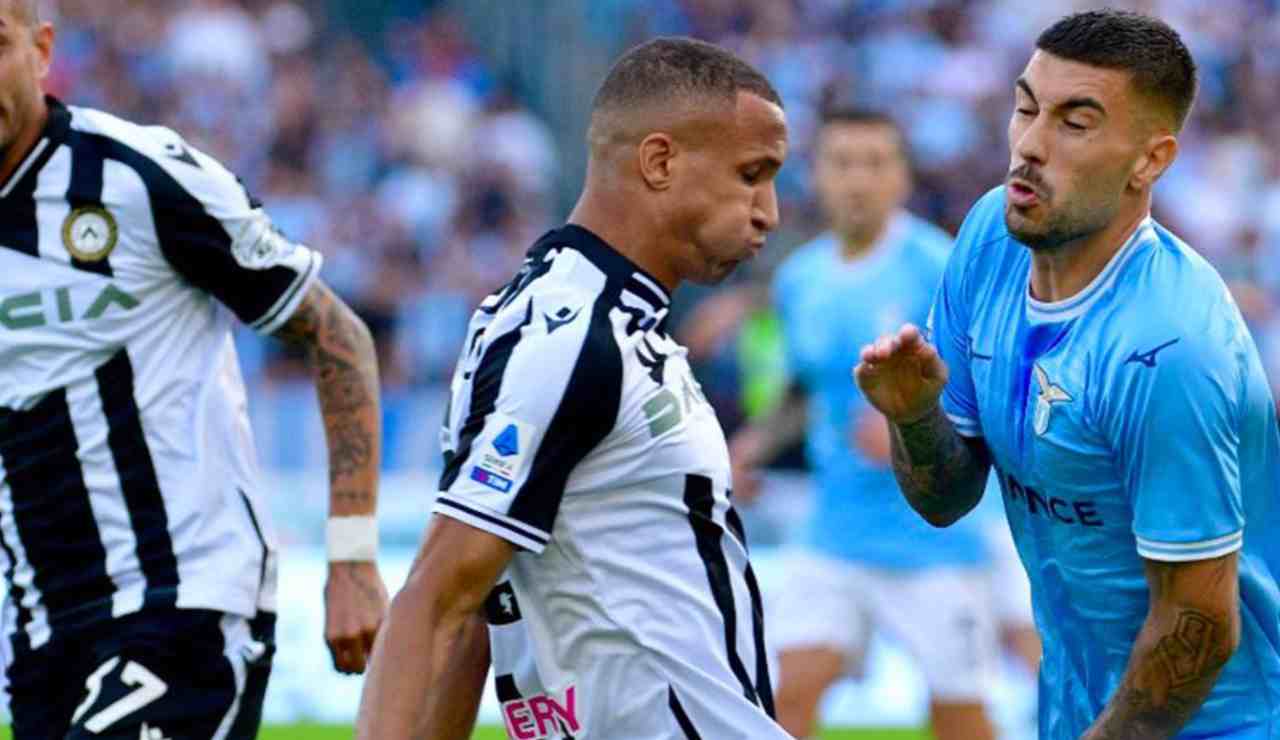 Zaccagni e Becao si scontrano durante un'azione di gioco tra Lazio e Udinese