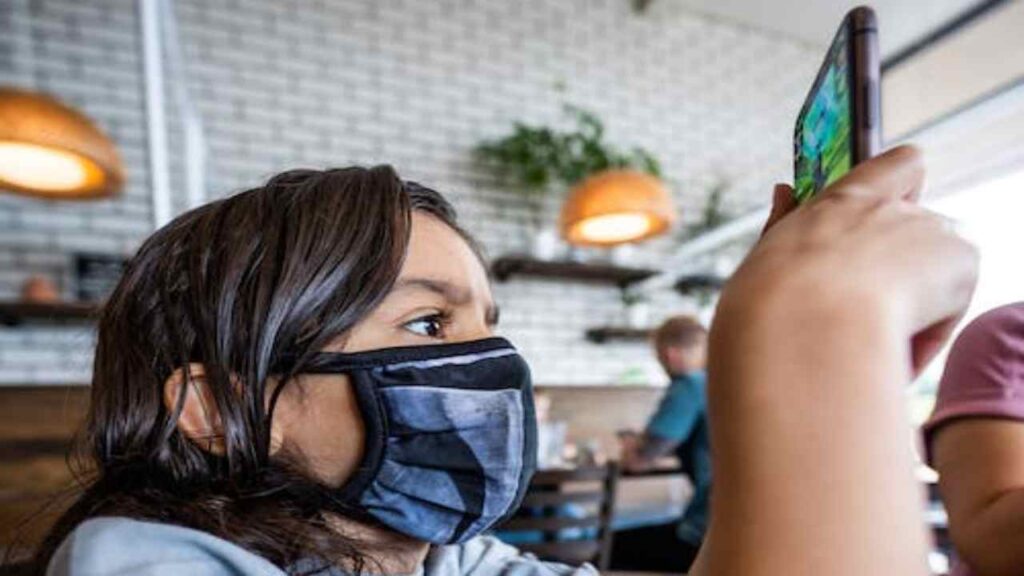 Una bambina con uno smartphone