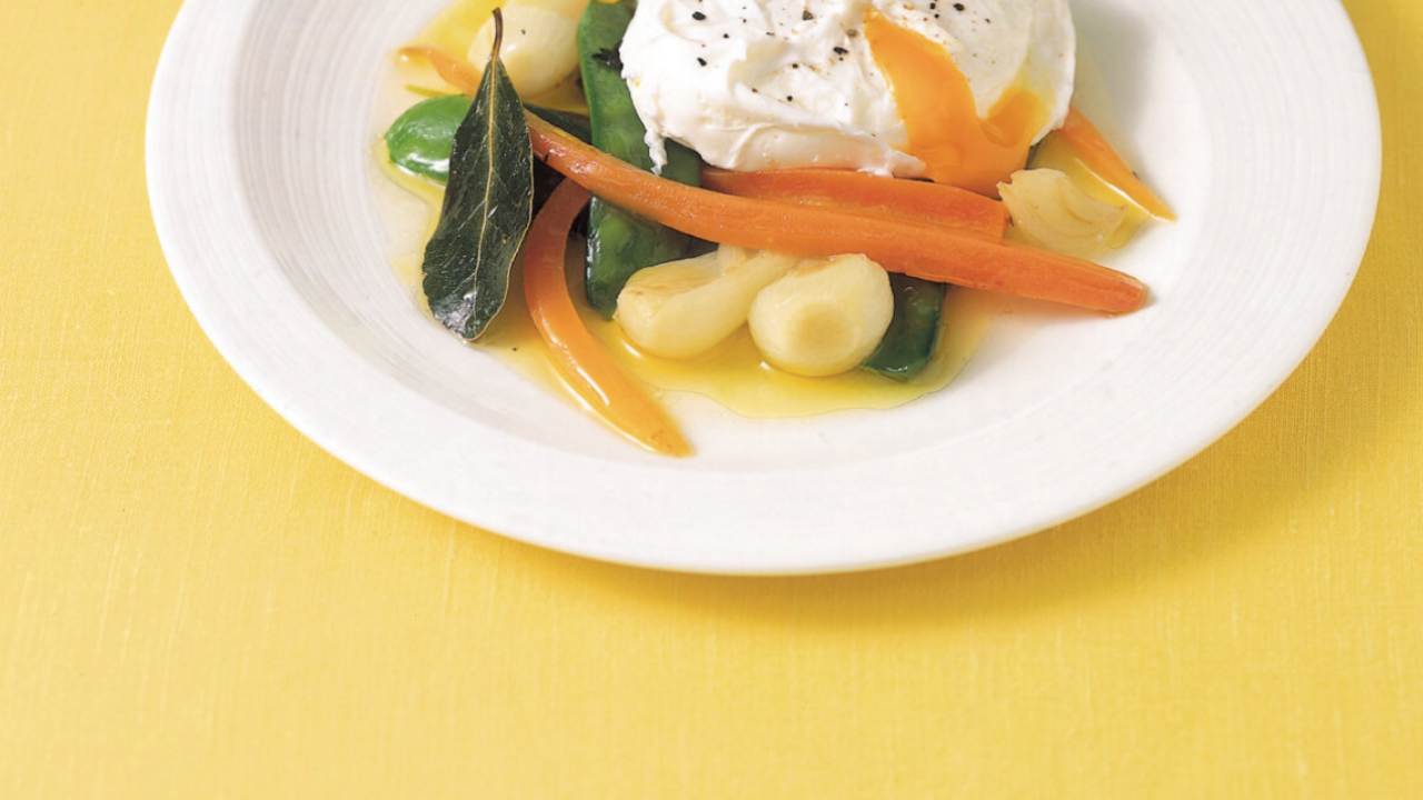 cena leggera vegetale su sfondo giallo