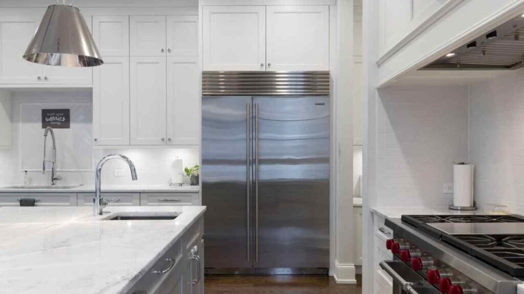 Un frigorifero grigio in una cucina