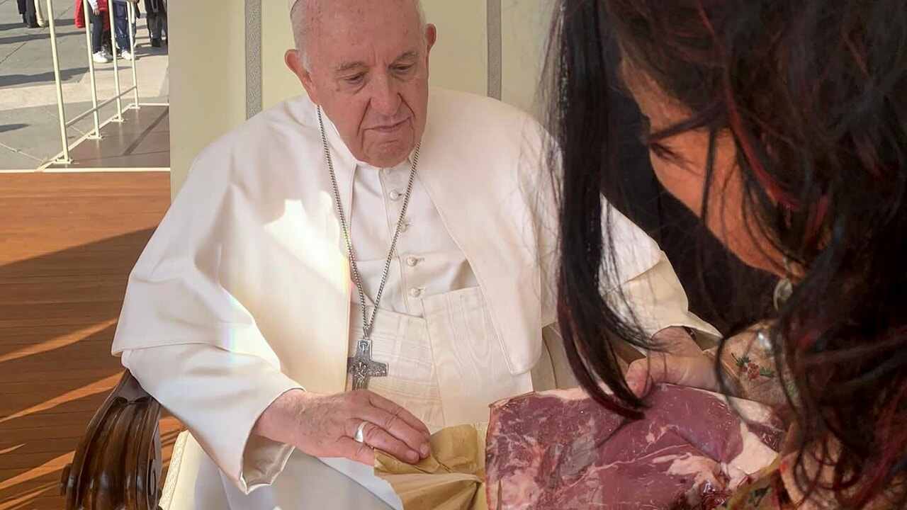 papa Bergoglio con bistecca macelleria Giaccherini