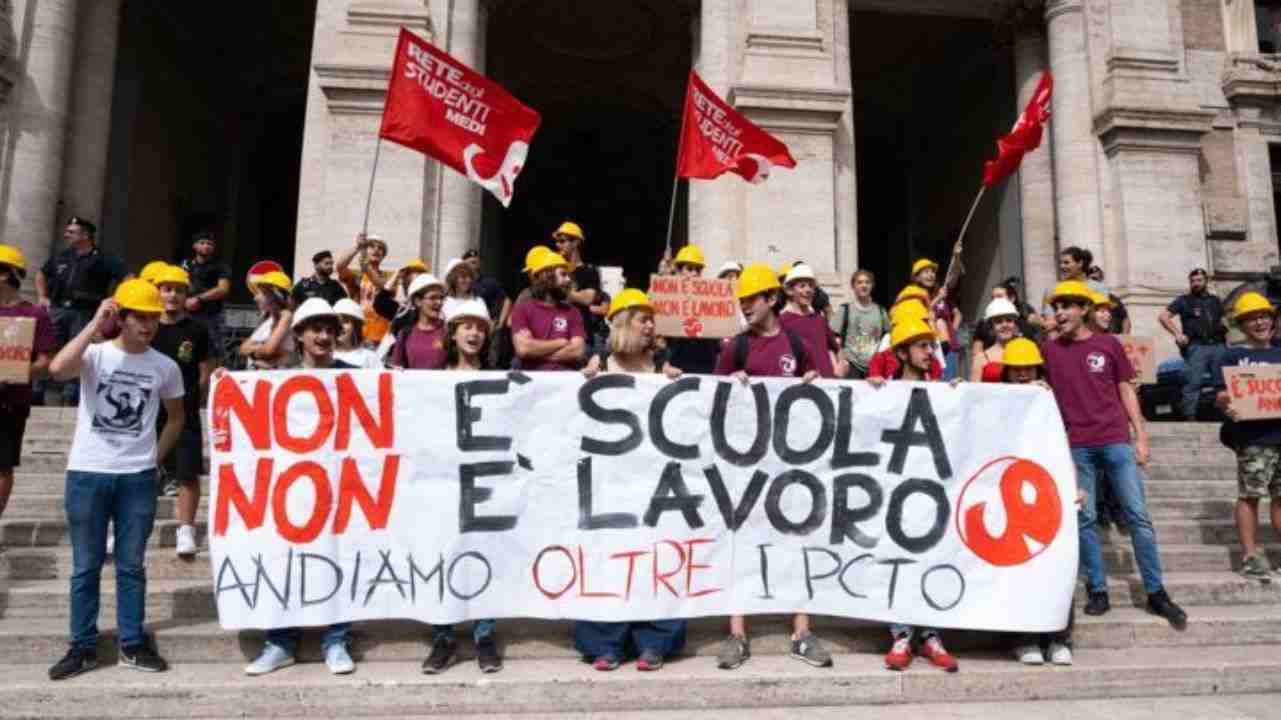 Flash mob degli studenti davanti il Ministero dell'Istruzione a Roma