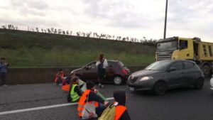 Ambientalisti bloccano Raccordo Anulare di Roma