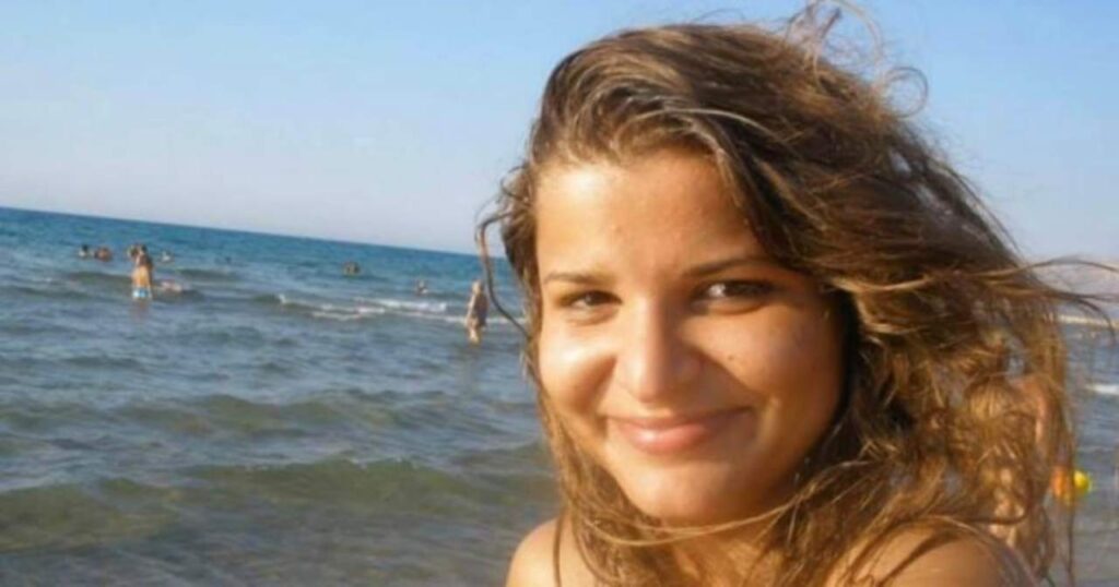 Ana ragazza incinta uccisa e mare sullo sfondo