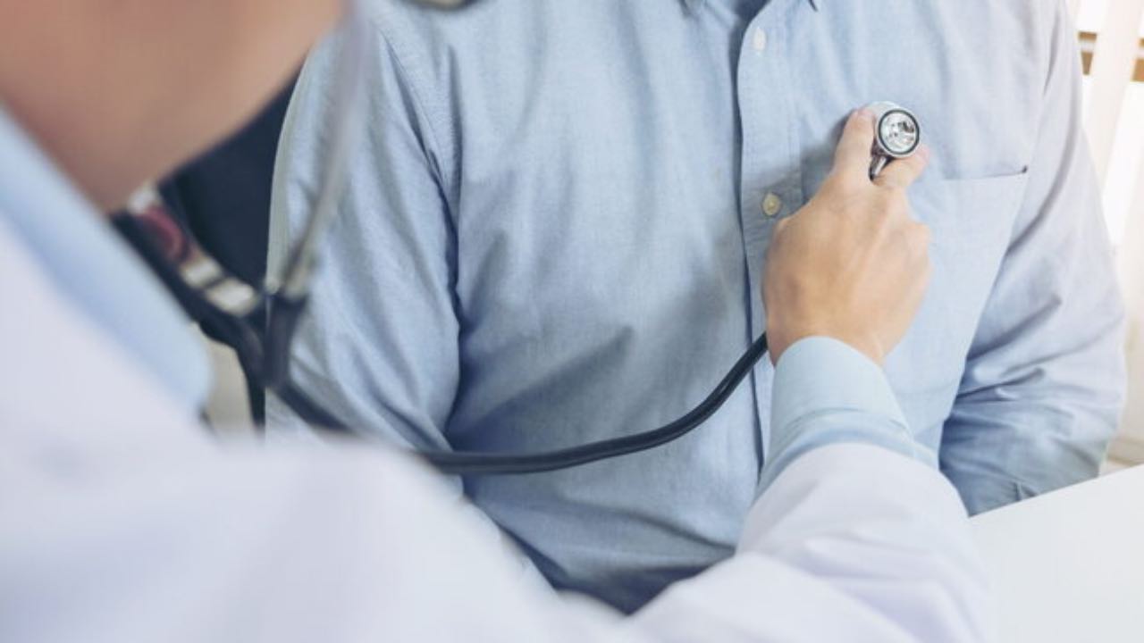 Auscultazione del cuore da parte di un medico