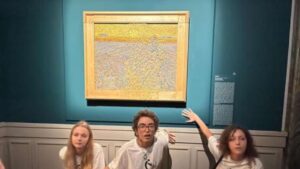 Protesta degli ambientalisti di Ultima Generazione che imbrattano quadro di Van Gogh
