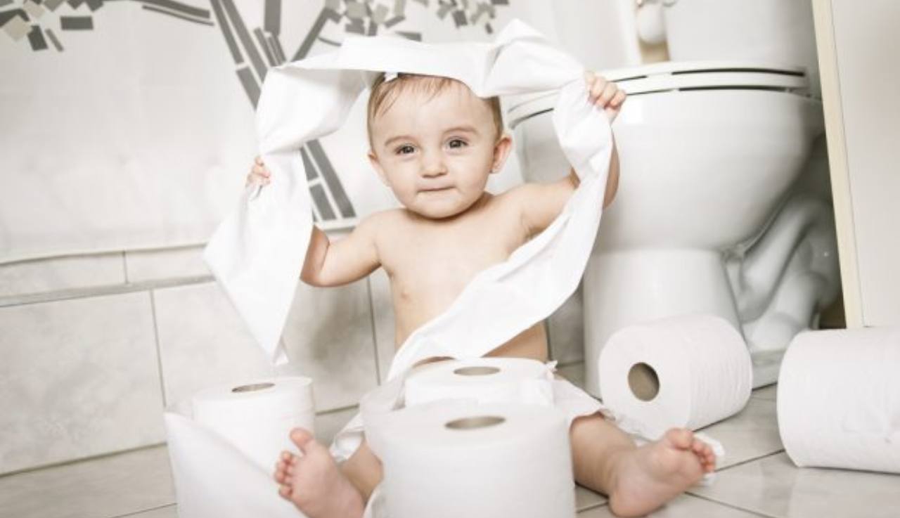 Bambino con carta igienica