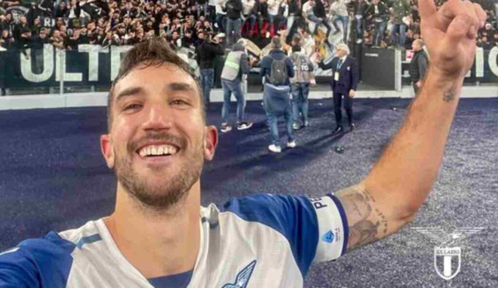 Danilo Cataldi festeggia la vittoria del Derby sotto la Curva Nord