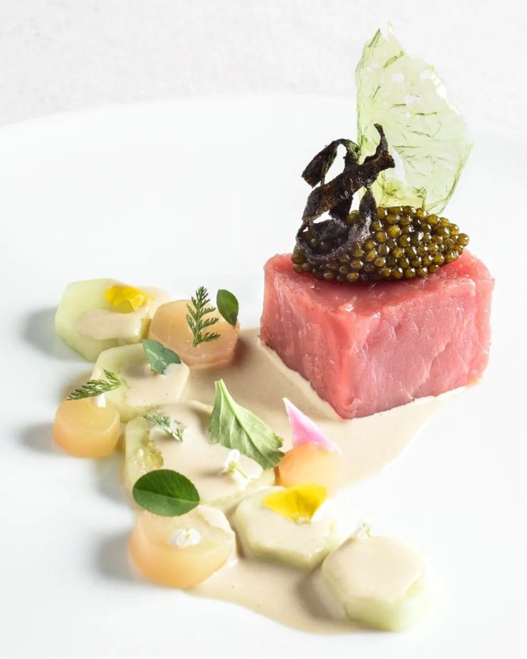 Cubo di Carne di Boves, cipolla marinata, cetriolo, caviale e ostrica