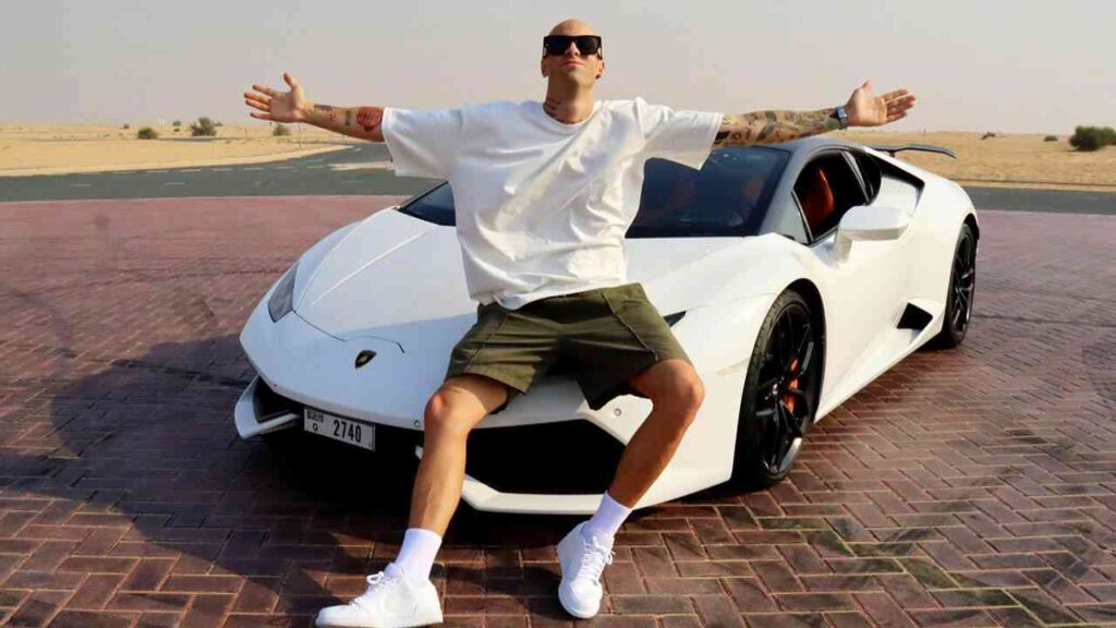Giovanni Benucci giovane imprenditore a Dubai con la sua auto