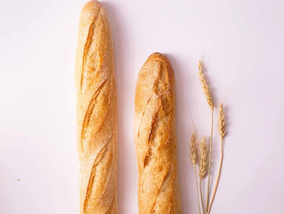 Due baguette e una spiga di grano