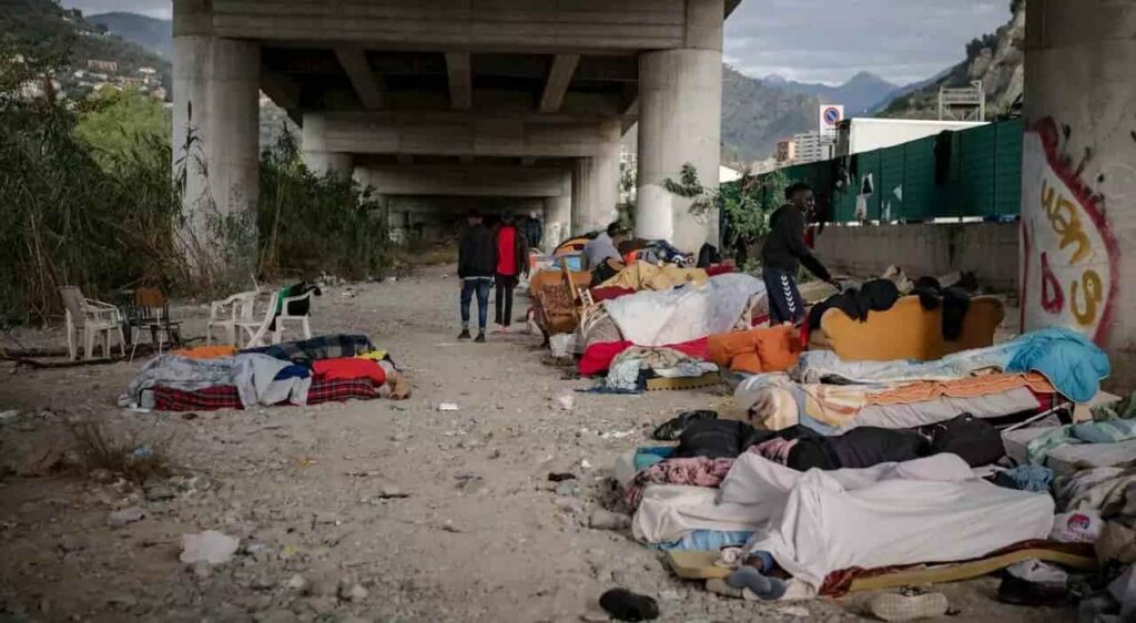 Immigrazione, Migranti accampati alla frontiera di Ventimiglia