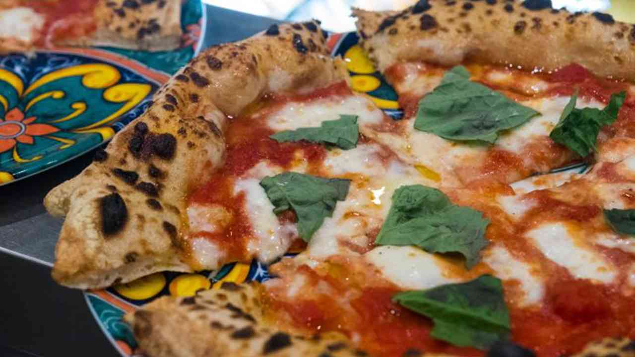 Pizza Margherita con mozzarella fatta presso Pizzeria Caseificio Innovative a Roma nord