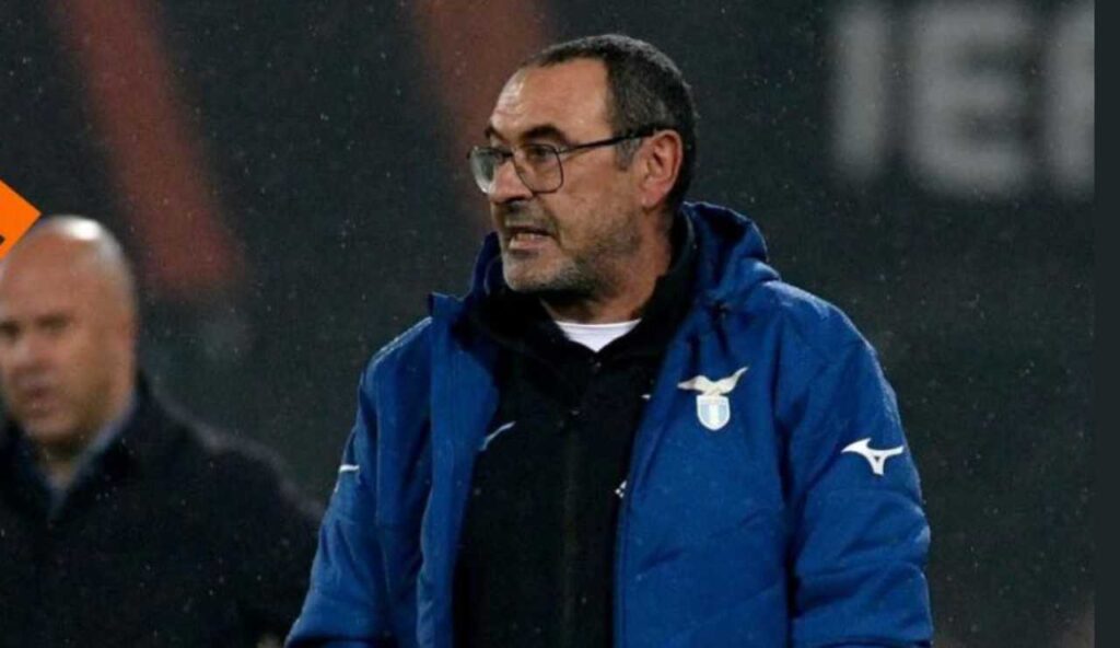 Maurizio Sarri dà indicazioni ai giocatori in campo durante Feyenoord Lazio