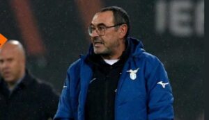 Maurizio Sarri dà indicazioni ai giocatori in campo durante Feyenoord Lazio