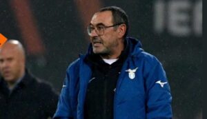 Maurizio Sarri dà indicazioni ai giocatori in campo durante Feyenoord Lazio