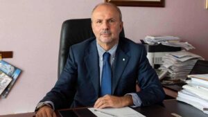 Il Ministro Orazio Schillaci alla scrivania