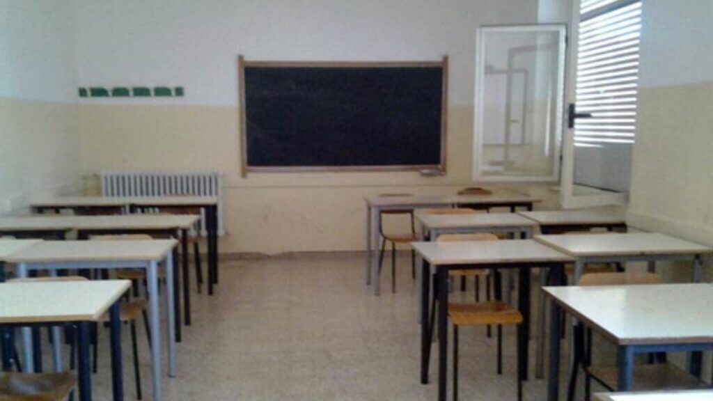 Banchi e lavagna di scuola