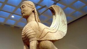 Sfinge dei Nassi, conservata nel Museo archeologico di Delfi