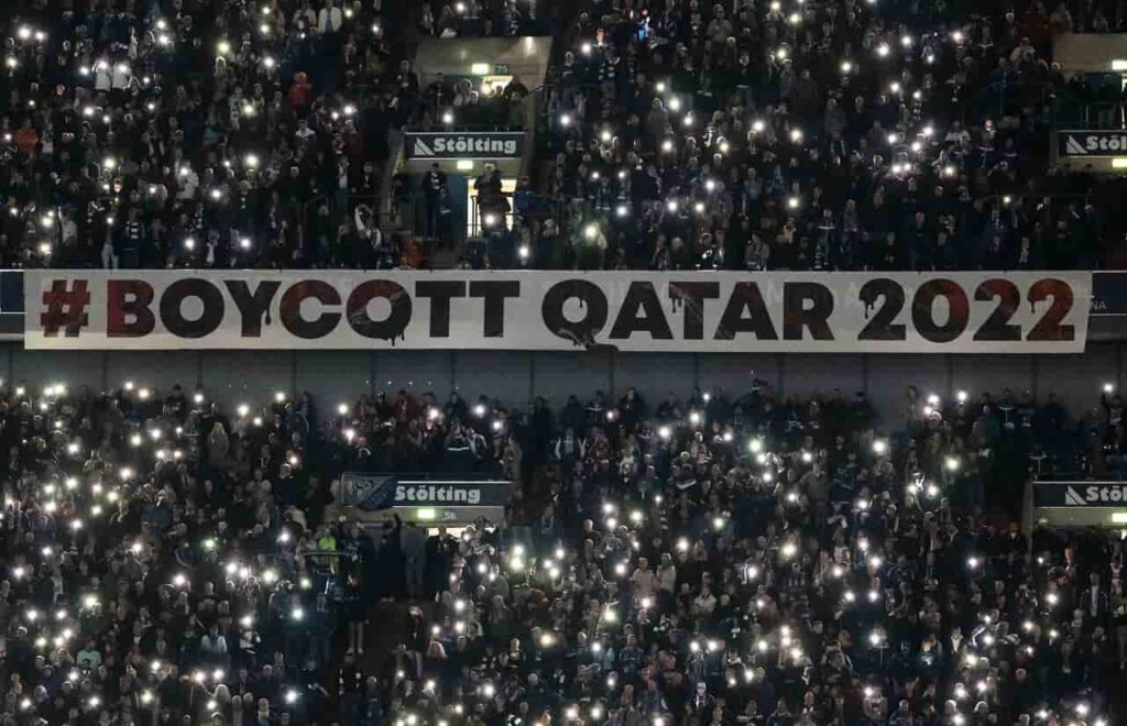 Striscione per boicottare i Mondiali 2022 in Qatar
