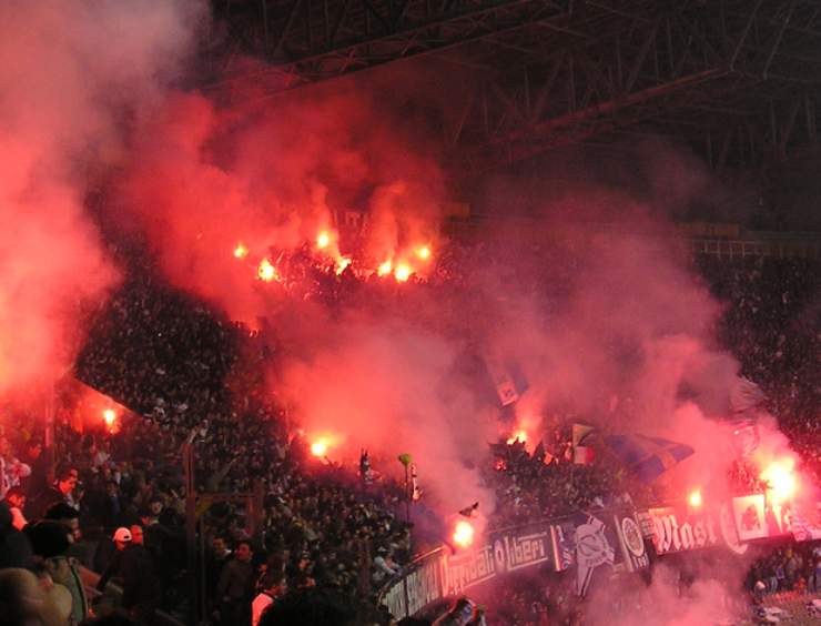 Ultras con fumogeni allo stadio