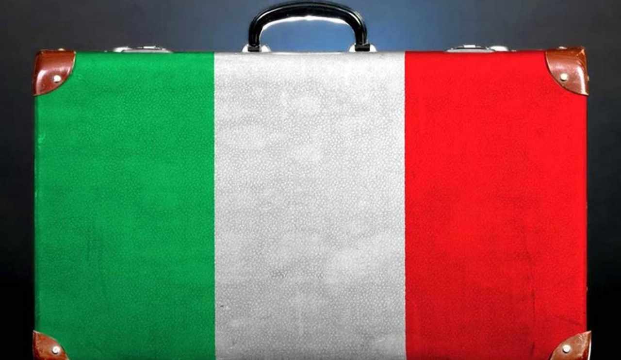 Valigia con colori bandiera italiana