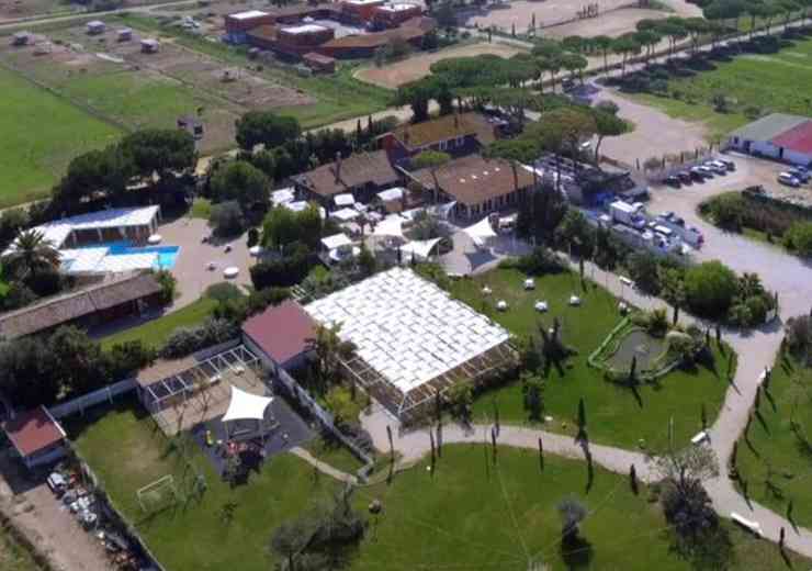 Veduta dall'alto della tenuta Relais Cascina Spiga D'Oro a Roma