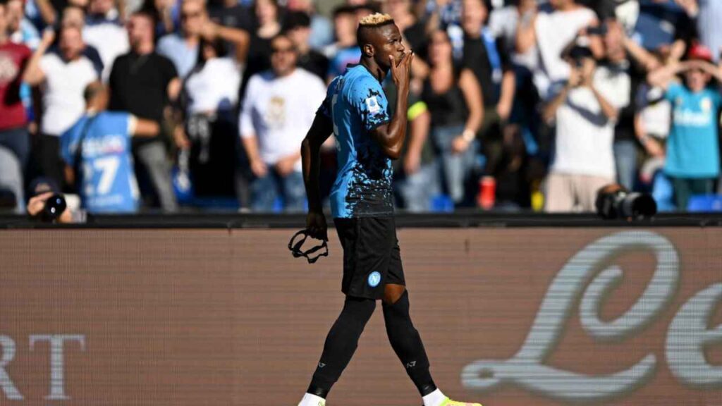 Con la sua tripletta, Victor Osimhen porta il Napoli sempre più in vetta in Serie A